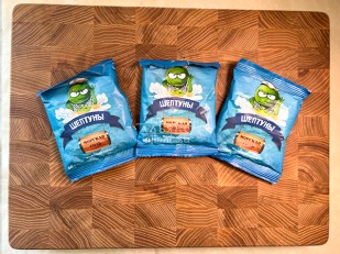 Мучные полоски МАЛИНОВЫЕ со вкусом острых бараньих рёбрышек 76 гр: Горох жареный со вкусом СОЛЁНЫЙ 